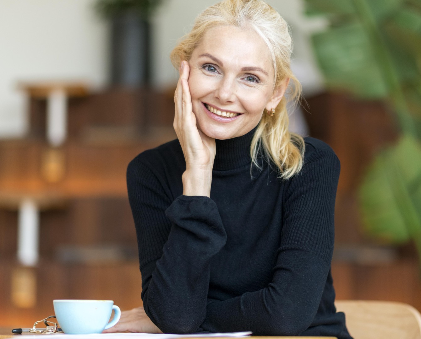 Lächelnde Frau Mit Kafee